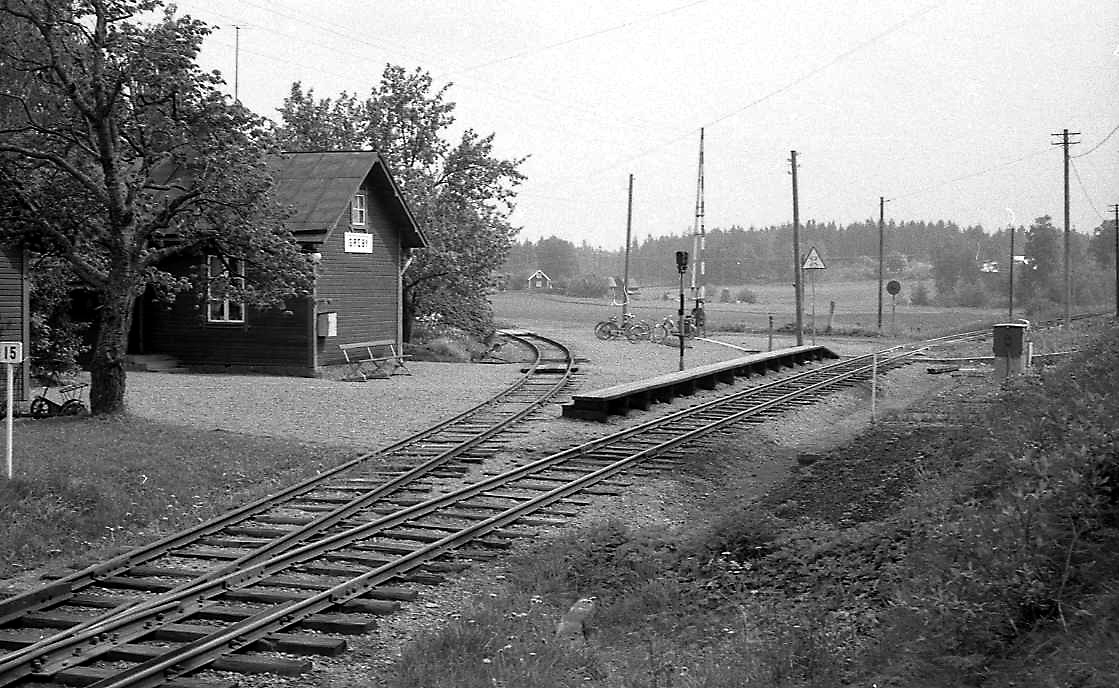 En av hllplatserna p linjen Linkping  Ringstorp var Greby. Spret som gr in till vnster om plattformen leder till Solberga grusgrop.