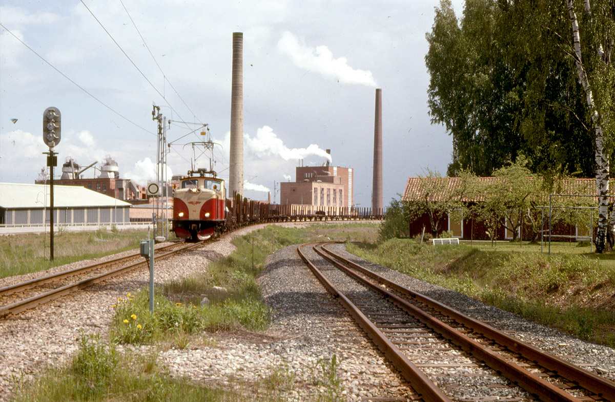 En kvalmig junidag 1976 har NKlJ lok 101 Hagfors ftt stopp vid infartssignalen till Deje med ett tg innehllande 70 tomma timmervagnar p vg frn Skoghall till lastningsplatsen i Musjheden