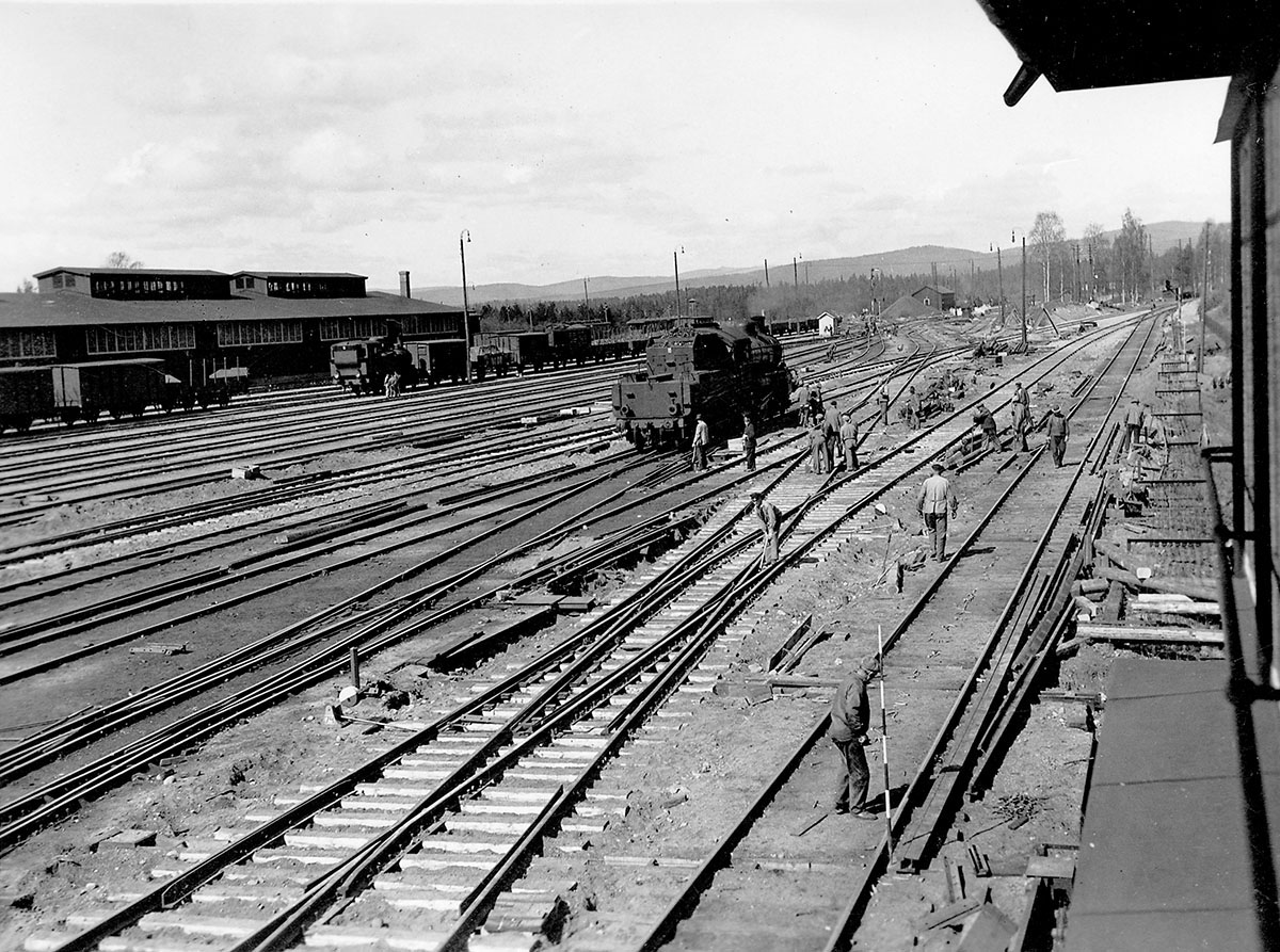 Ombyggnad av bangrden med anledning av kommande elektrifiering (1936). 