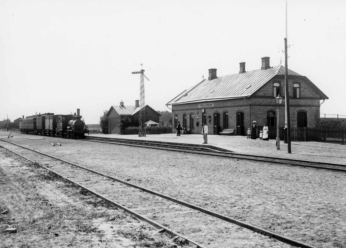 Hlsingborg - Hssleholms Jrnvg HHJ lok 2 med persontg p Trolleholms station.