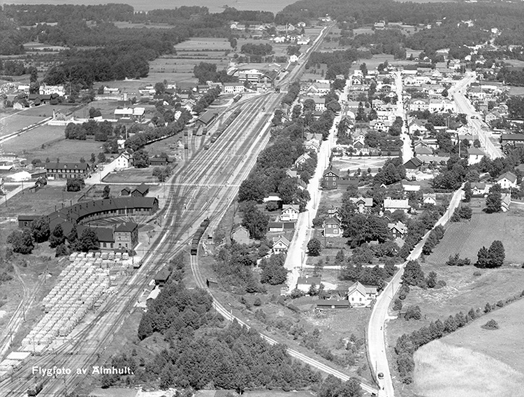 Flygfotot visar järnvägsområdet och del av stationssamhället i Älmhult på 1930-talet