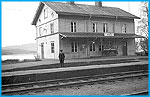 Norra stambanan Storvik - nge, Hennan station p 1950-talet. Stationshuset monterades ned 2005 och teruppfrdes p Sveriges Jrnvgsmuseum 2006