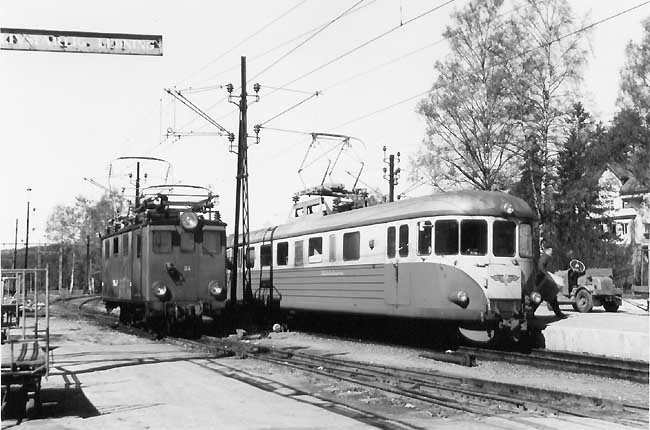 Nordmark - Klarälvens Järnvägars, NKlJ, ellok nummer 33 och motorvagnståg "Uddeholmaren"