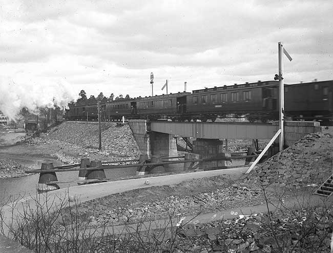 Bergslagernas Jrnvgar, BJ. ret r 1902 och ett norrgende snlltg passerar ver svngbron och bron ver Gta lv vid Trollhttan