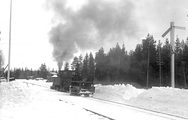 Norra Hlsinglands Jrnvg, NHJ, Rogsta station 1922-04-10. Bangrden plogas med vingplog