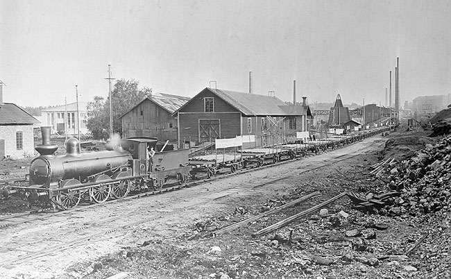 Forsbacka jrnverks lok nummer 1 "Forsbacka" inne p bruksomrdet. Vagnarna r lastade med mnen avsedda fr AB Separator.