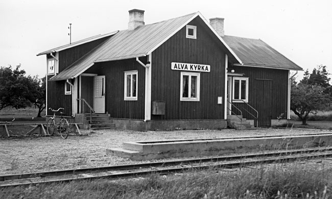 Gotlands Jrnvg, GJ, hllplatsen Alva Kyrka p 1950-tale Ett antal godsvagnar har sprat ut och lagt sig p sidan