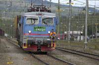 18 juni 2004. Radiovxling i nge med Rc2 1107. Lokfrarens ker fram p loket