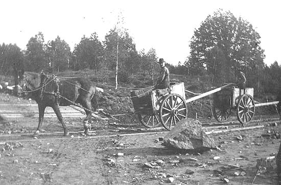 Frn Banbygget mellan Bors - Hillared 1901. Tomma "storkrror" p vg tillbaka fr lastning