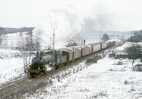 15 mars 1966. Persontg 1906 frn Karlskrona mot Emmaboda. Dragkraft r det oljeeldade B-loket 1283