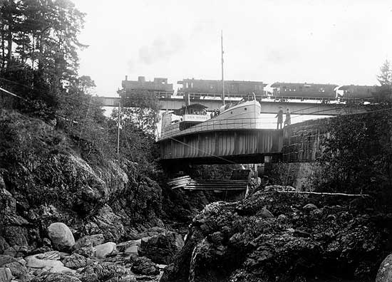 Train passing the aqueduct at Hverud year 1930