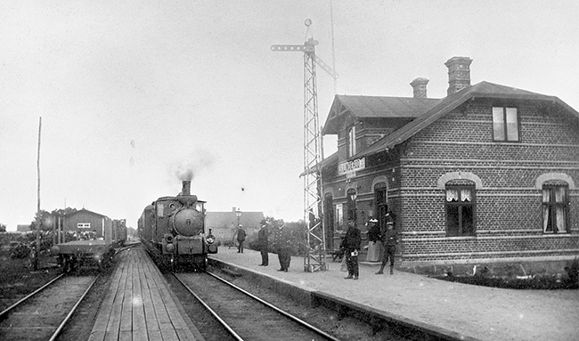 ÖSJ persontåg på väg mot Hörby/Eslöv rullar in på Linderöd station