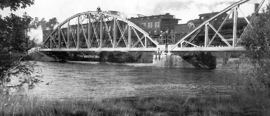 SGGJ passenger train passing one of the bridges over Dallven