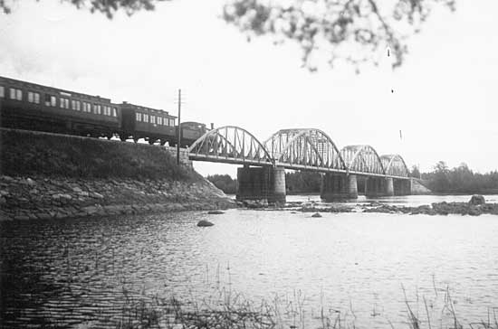 South bound SGGJ-train passing the bridges over Dallven