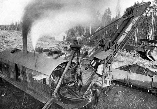 Steam powered digging bucket i action