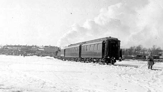 Vintern 1917. Efter noggranna mtningar av isens tjocklek och brkraft utlades rls och slipers, varp ett vxellok verfrde tv vagnar i snder. Vagnarna var frsedda med stllbara hjul, vilka sedan anpassades efter den finska sprvidden. Bilden visar hur tv boggievagnar backas ver till Torne. I bakgrunden Haparanda