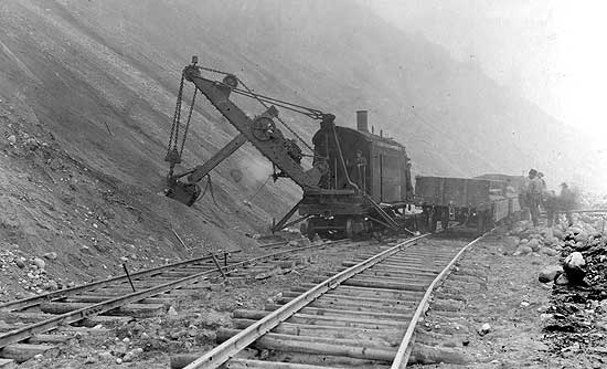 ngdriven och rlsgende grvskopa. Foto 1913 i en av banans grusgropar