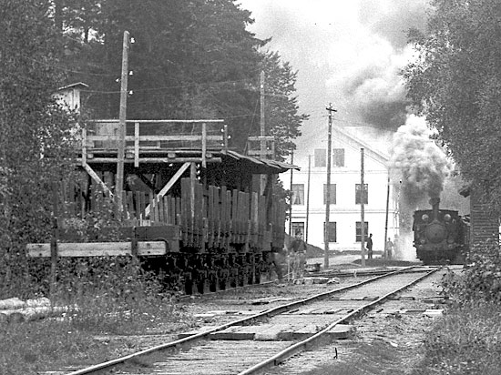 Delfrstoring av fregende bild. Lok FLJ 13 avgr med tg frn Kloten. ret r cirka 1930.