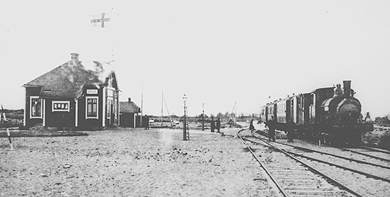 Trslv station, troligen 1912. Lok nummer 3 med persontg gr uppehll. Det r kallt ute, marken r ltt sntckt. ngvrmen i personvagnarna r igng och utloppsngan syns lngs vagnarnas underdelar. Tget r p vg mot tran. Foto: KDAJ06481, Jrnvgsmuseet.