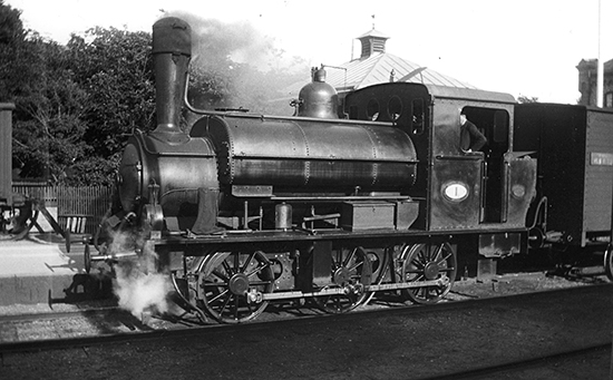 VbJ nglok nummer 1 av modellen "sadeltankslok". Ordet sadeltank kommer sig av att lokets vattenfrrd ligger som en sadel ovanp ngpannan. Det framgr tydligt p bilden. Foto vid Varbergs station i brjan av 1930-talet. Foto Nybergska samlingen, Jrnvgsmuseet.