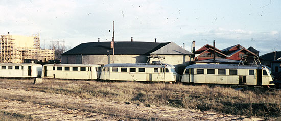 De elektriskt drivna rlsbussarna avstllda bakom lokstallet i Linkping , maj 1957. I vntan p skrotning, endast 7-8 r gamla!