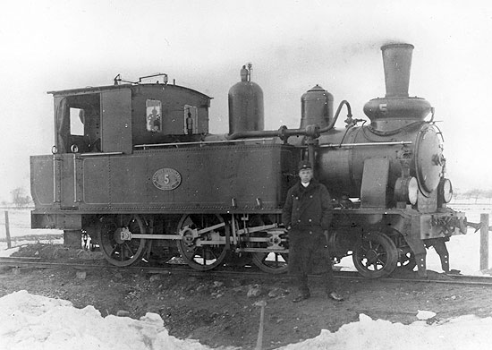 MJ:s nyaste lok nummer 5 fotograferat  1907 i Rberga. Loket anvnds vid banbygget, spret och banvallen r nnu inte slutjusterade.