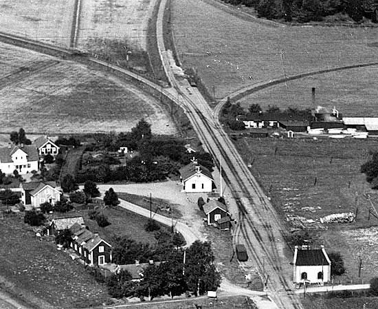 Flygfoto ver Ringstorp 1930. Spret som viker av till vnster r MJ:s spr mot Linkping. Spret rakt fram r Norsholm - Vstervik - Hultsfreds Jrnvgs (NVHJ) spr mot Norsholm. Spret som viker av till hger leder till Linkpings stads grusgrop. Stationsbyggnaden syns i bildens mitt och nere till hger syns MJ:s lokstall.