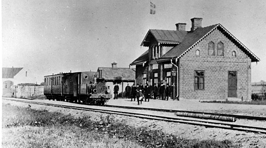 deshgs station p 1890-talet. WFJ nglok 2 "GUSTAF WASA" med persontg klart fr avgng mot Vadstena. I bakgrunden det nyuppfrda lokstallet.