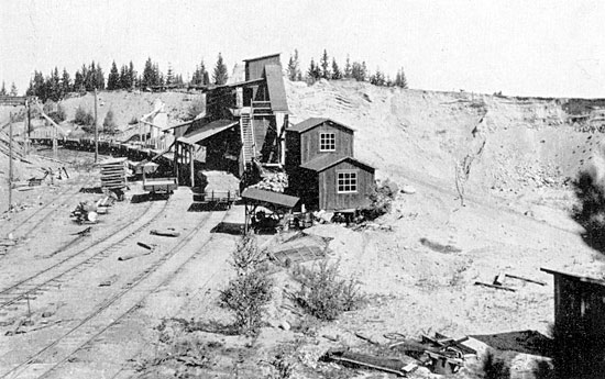 Solberga grustag och sorteringsverk. De vldiga gruskullarna hrstamma frn istiden. Foto: ierud, finspong.