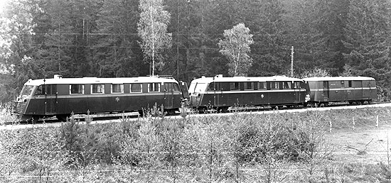 Linjebild med rlsbussarna NJ Y 258 + 259 samt TJ Post- och resgodsslp DF 24 r 1944