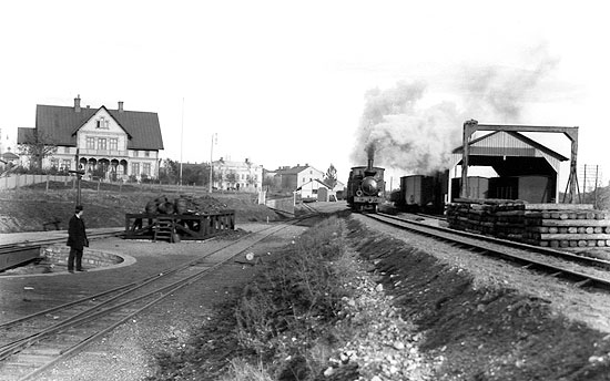 SAJ engine No 2 leaving Skvde year 1904